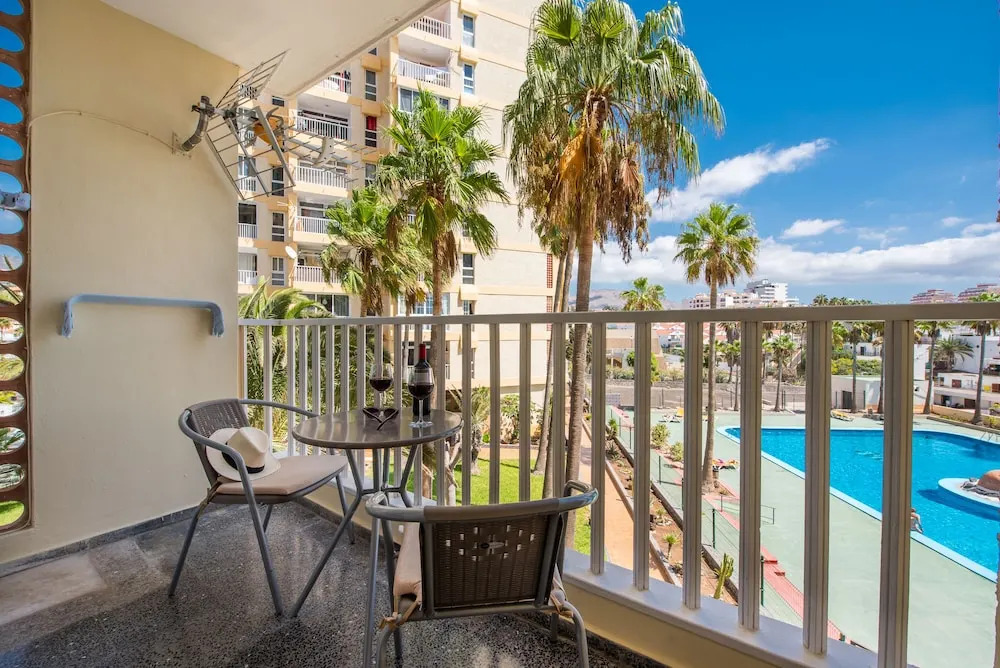 Y2F. Apartment with Pool View and next to the Beach!
