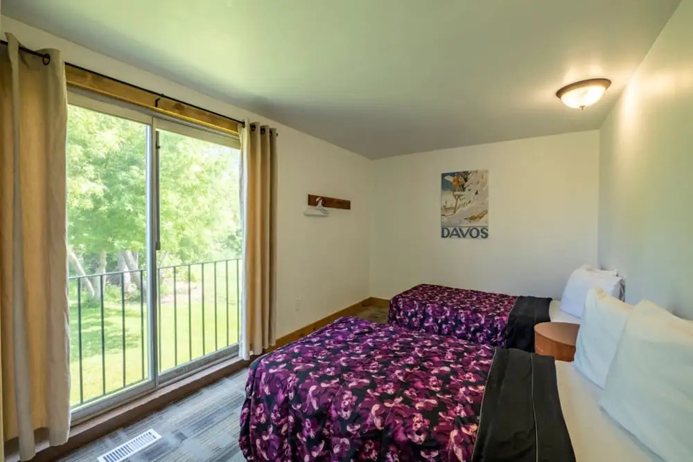 6 bdrm Blue Mountain Cottage, Private Beach Access, Hot Tub, Sauna, Table Tennis, BBQ, Petfriendly