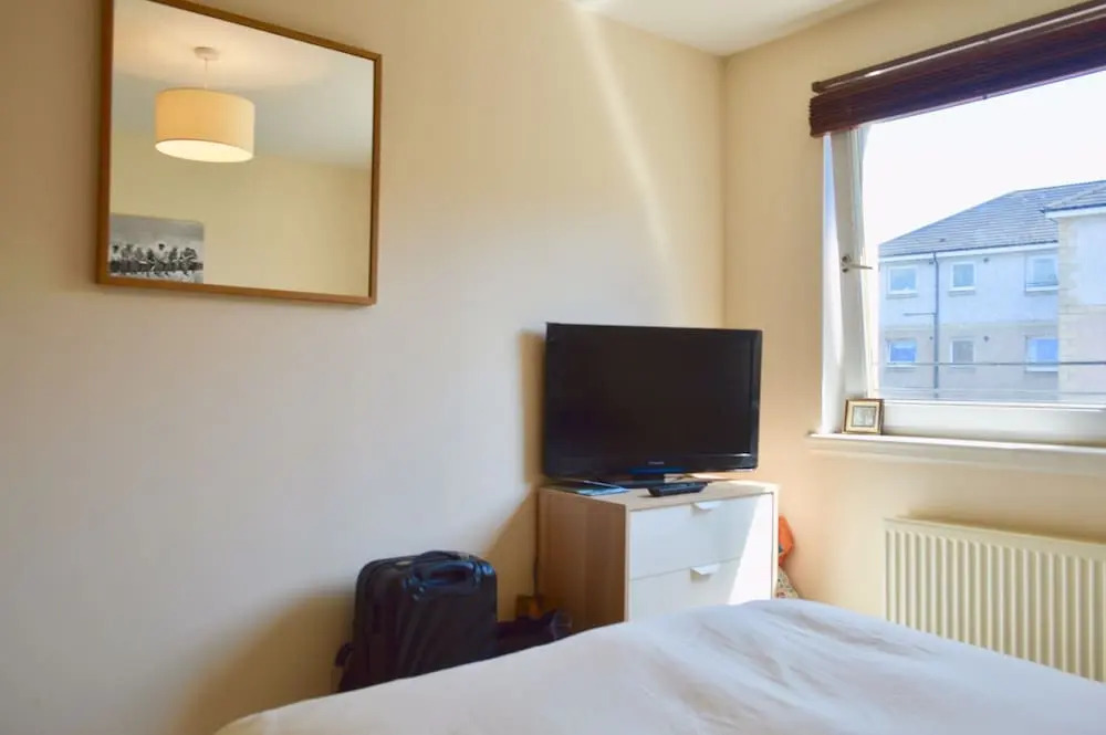 Modern Two Bedroom Flat in Leith