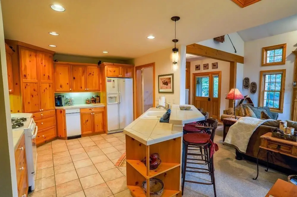 368 Settlers Drive Private Home with Hot Tub