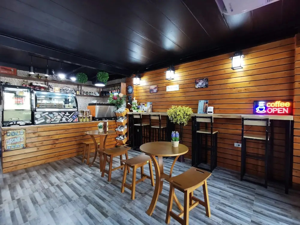 OYO Flight Hut Hotel