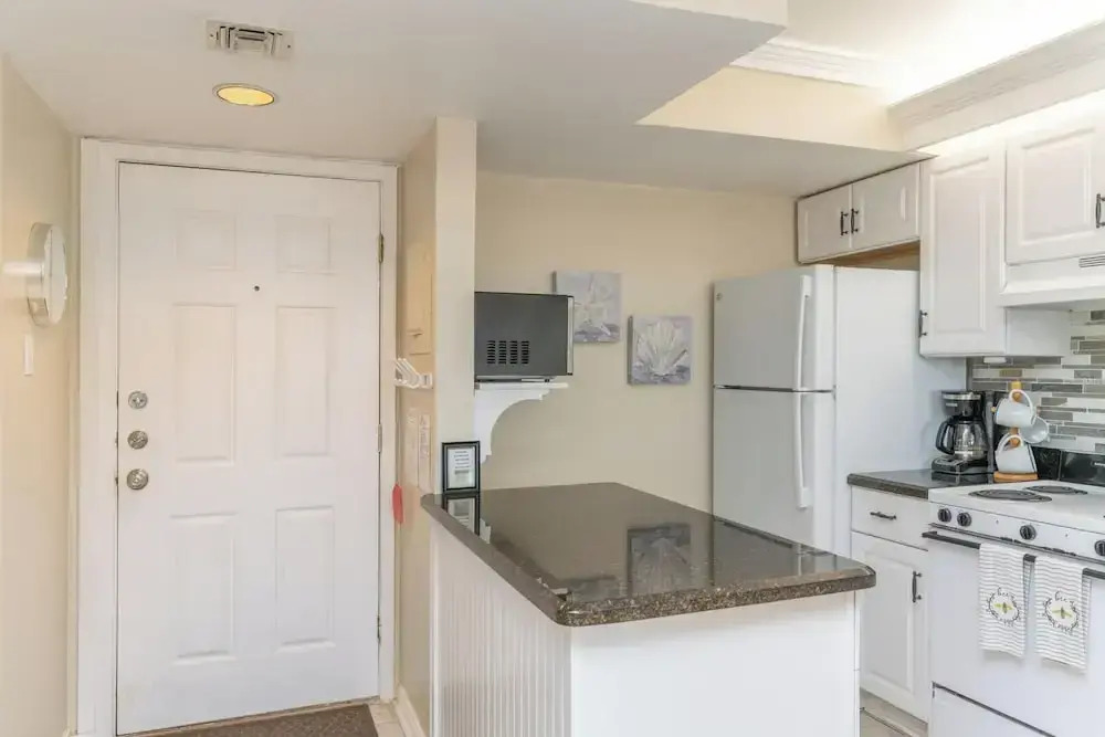 Walk to Beach From Beautiful one Bedroom Condo!