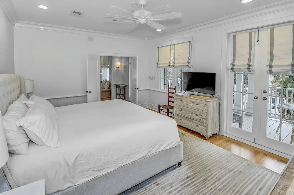 Beautifully Remodeled "taste & Sea" 3br/3.5ba Steps From Beach/pools optional Carriage 3 Bedroom Cottage by RedAwning