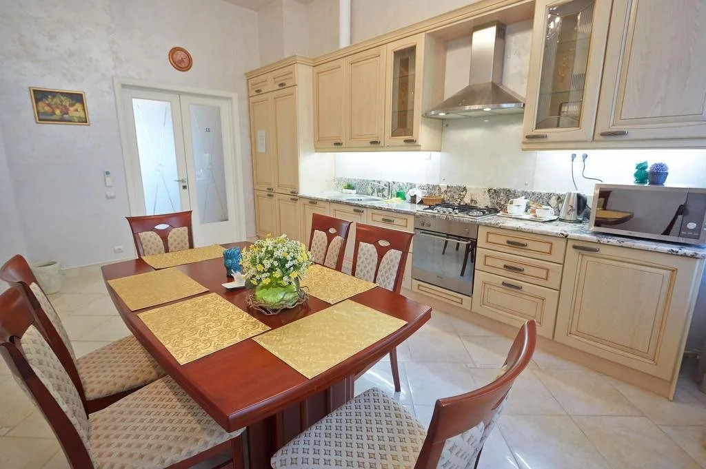 Apartment Longo On Furshtatskaya