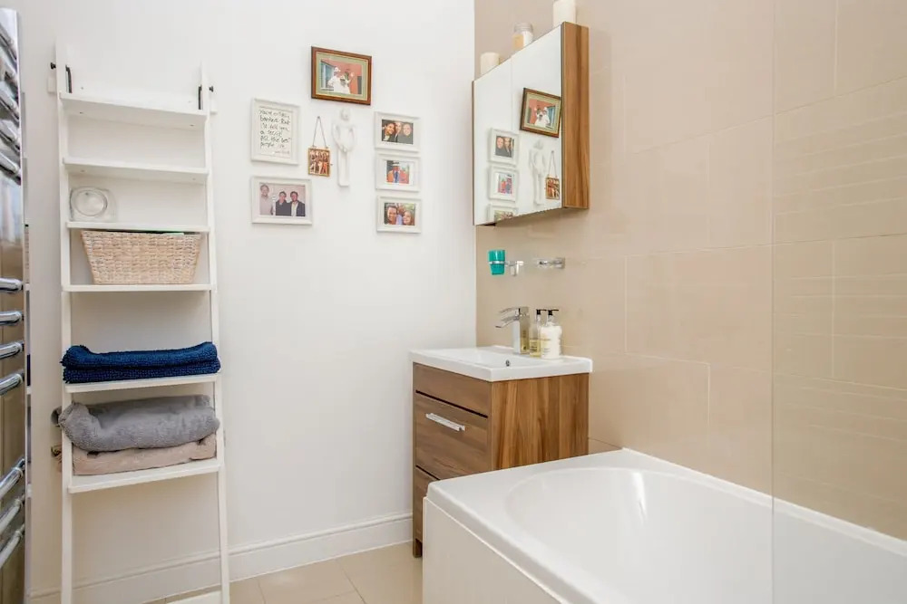2 Bedroom Flat Near Shepherd's Bush Sleeps 4
