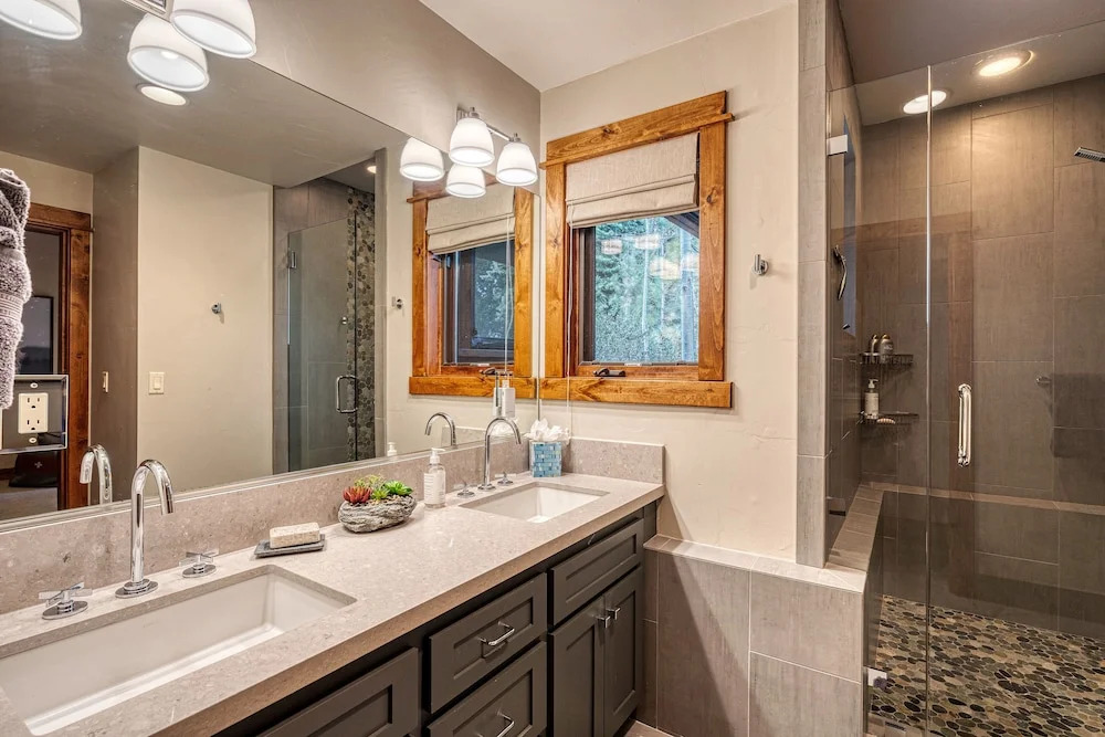 New Listing! New-build Luxury W/ Hot Tub 4 Bedroom Home