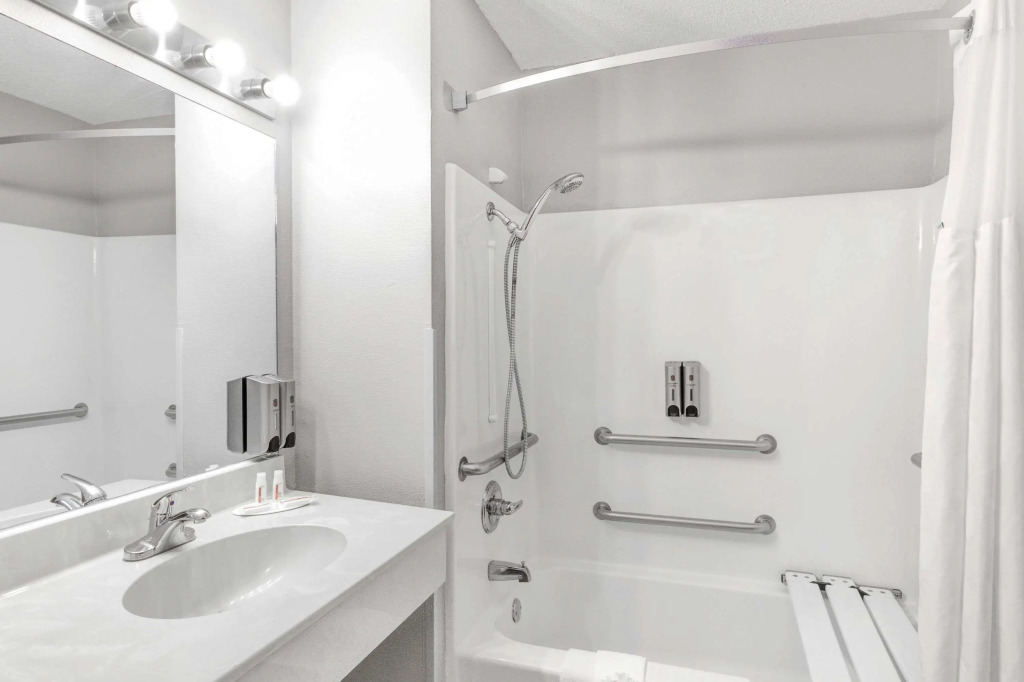 Super 8 by Wyndham Victoria/North/Mall Area