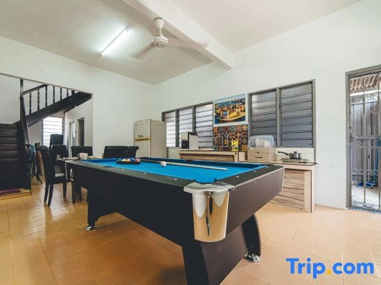 Batu Pahat Sri Jaya Villa 4BR 18pax w Pool table by Our Stay