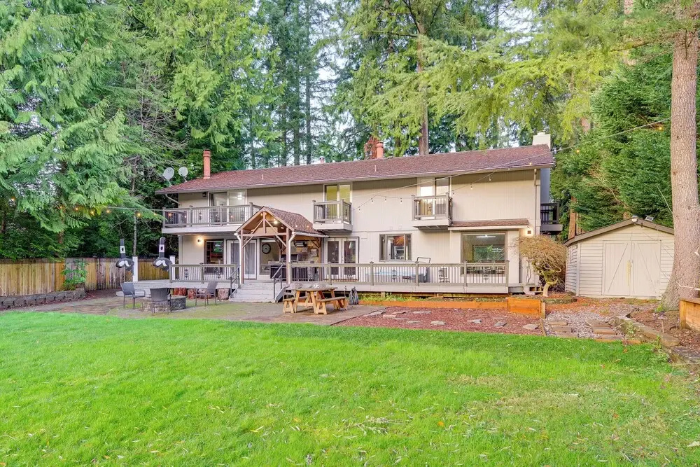Lake-view Woodinville Retreat w/ Hot Tub + Theater