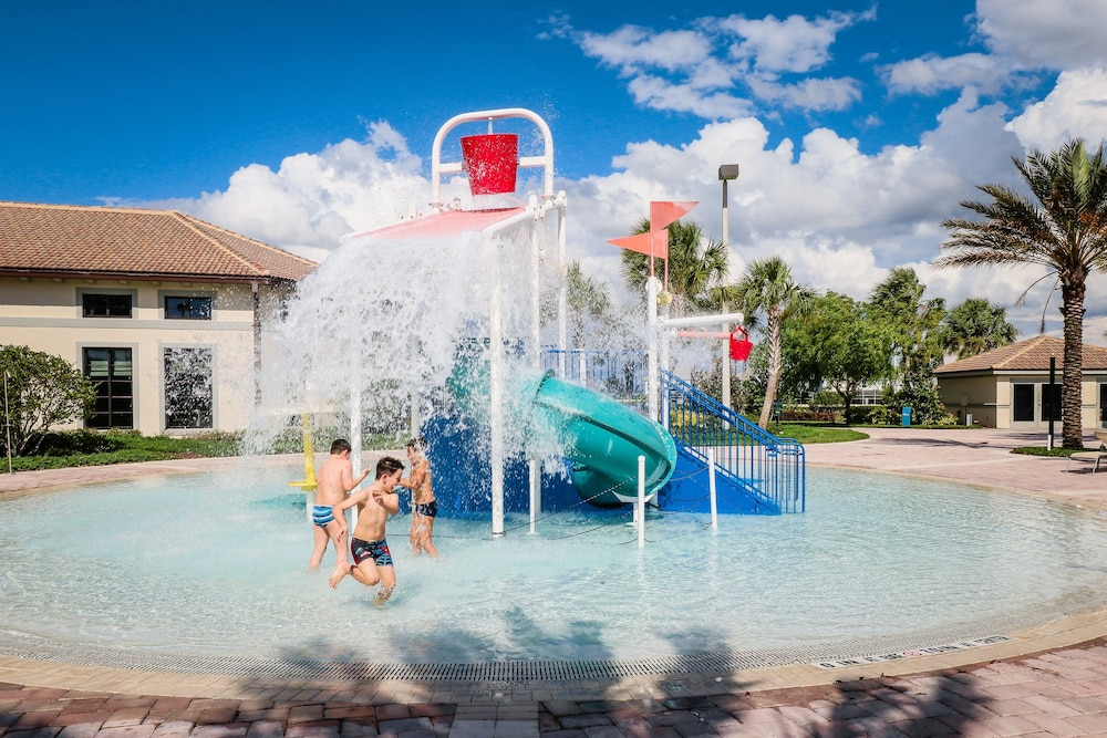 Modern Townhome With Private Pool, hot Tub, Central AC, and Private Washer/dryer