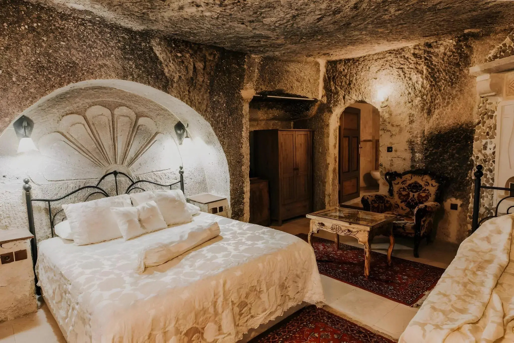 Holiday Cave Hotel