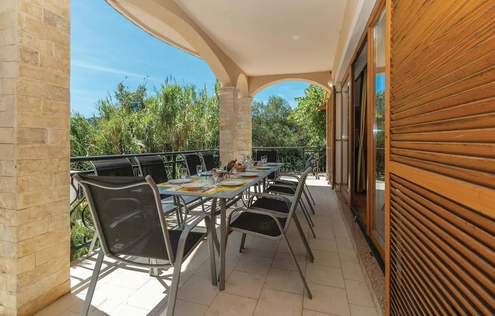 Stunning Home in Preko With 3 Bedrooms and Wifi