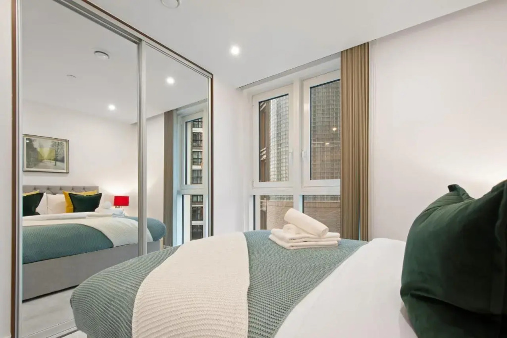 Stylish Modern Apartment by Aldgate East Station 3