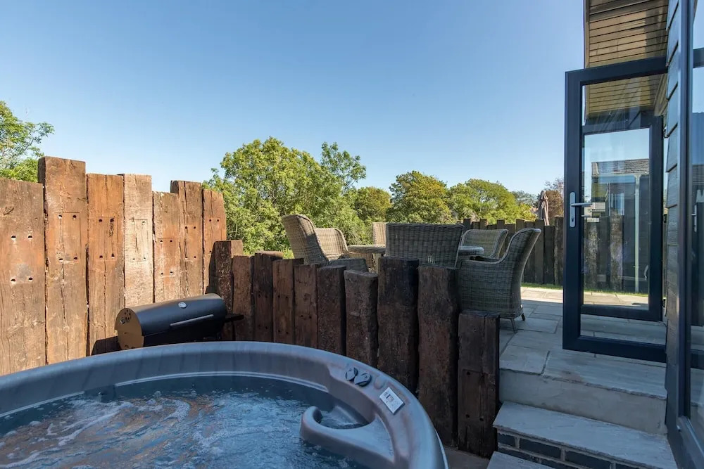 Dewin Bach - Luxury Lodge, Hot Tub, Close to Beach