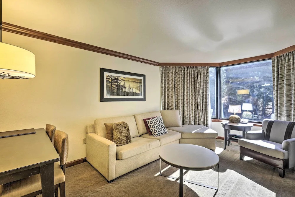 6 Mi to Lake Tahoe: Everline Resort Retreat!
