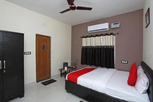 OYO 14505 Regal Stays