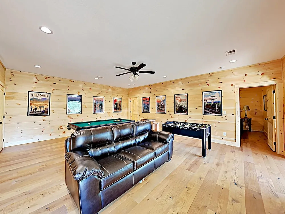 New Listing! Gorgeous W/ Mountain Views 3 Bedroom Cabin