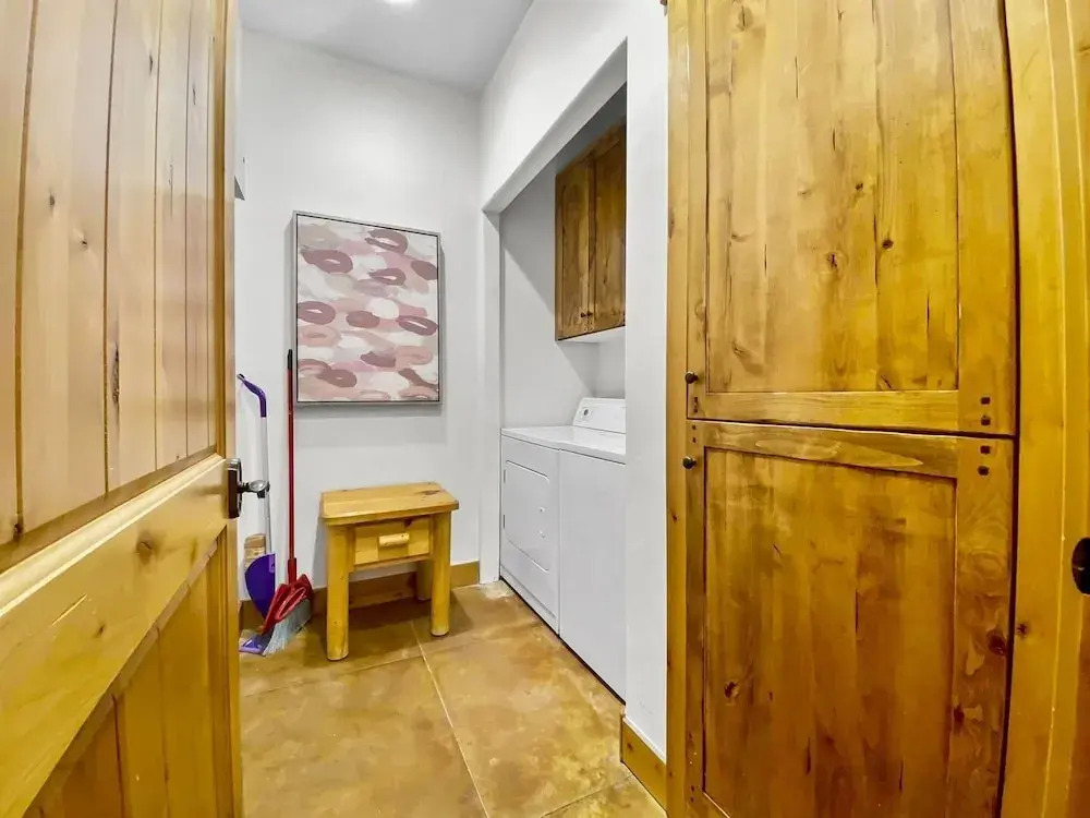 502 Woodside Gold Coast! 6 Bedroom Home by RedAwning