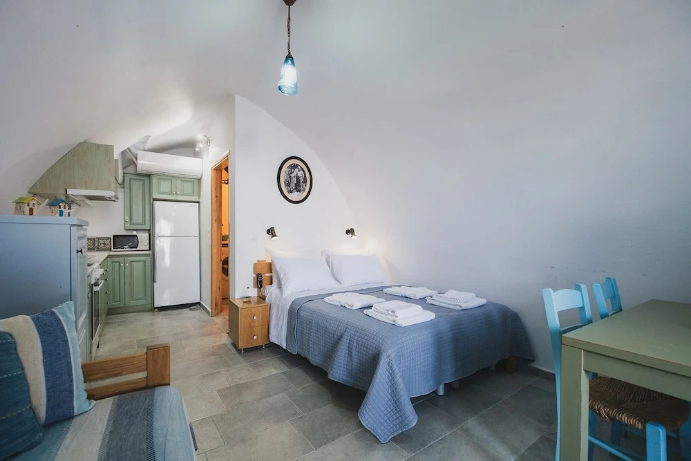 Karavos View - An artists hideaway Paradise