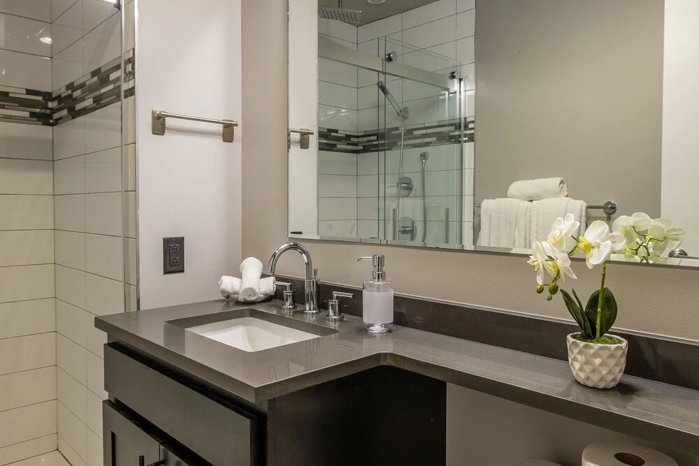 Strip District Apts with Wifi by Frontdesk