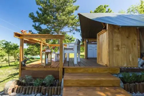 Kamp romantik glamping