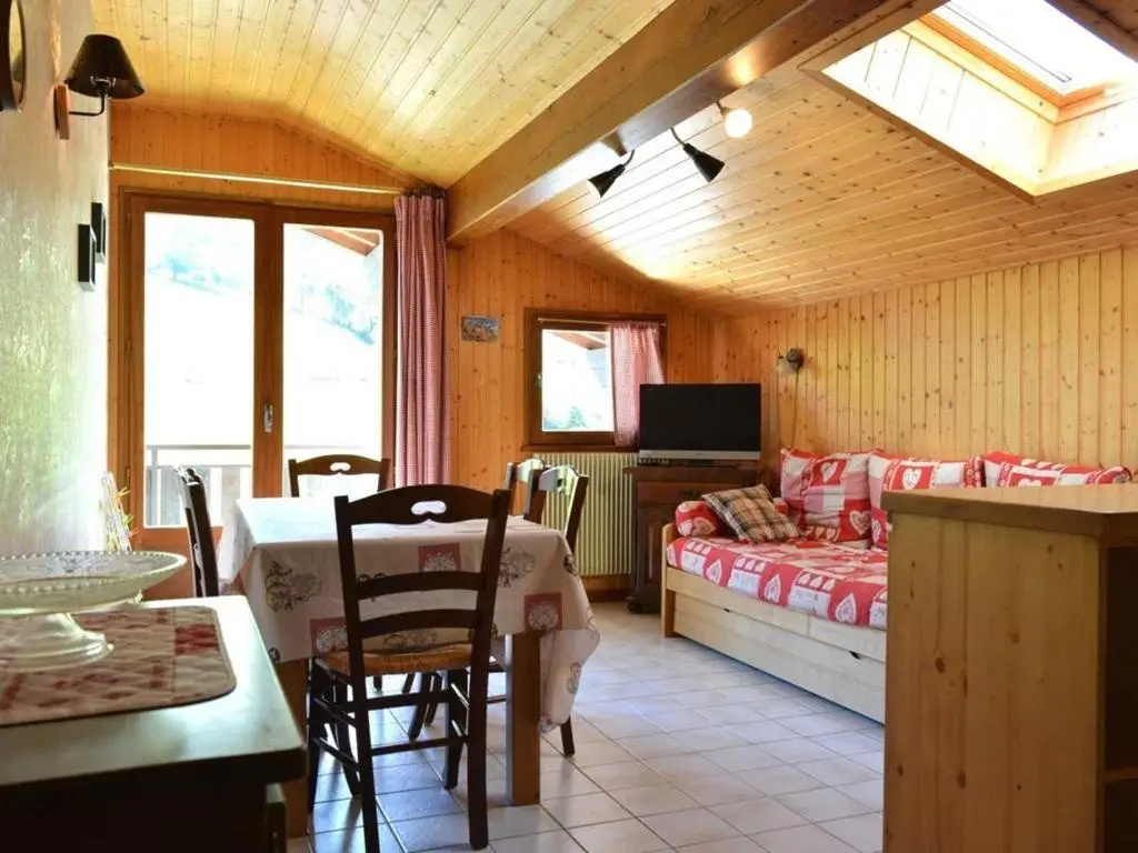 Appartement ensoleillé 2 étoiles, 6 couchages, proche pistes, balcon sud, navette ski - FR-1-241-94