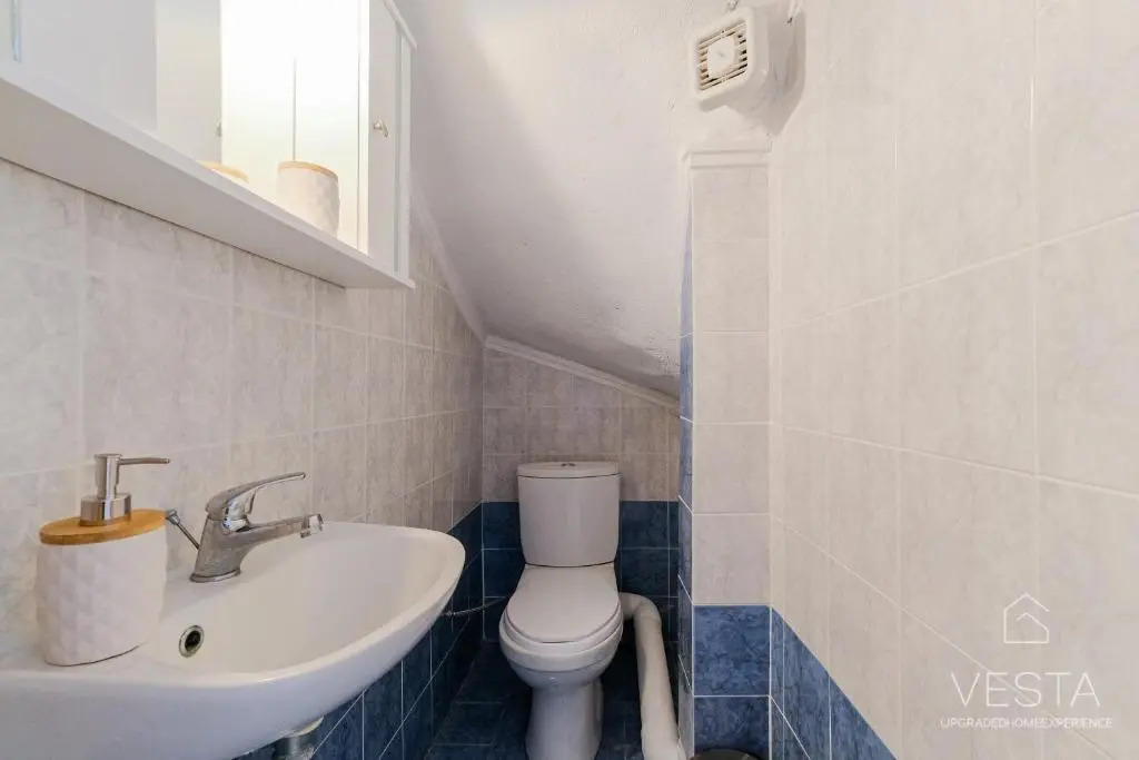 Waterlily 3-bedroom Maisonette, 75m to sandy beach