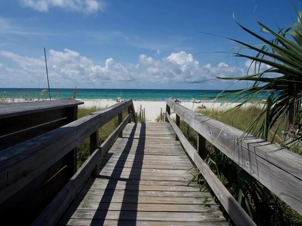Large Beach House with Great Oceanviews, Game Room, Swimming pool