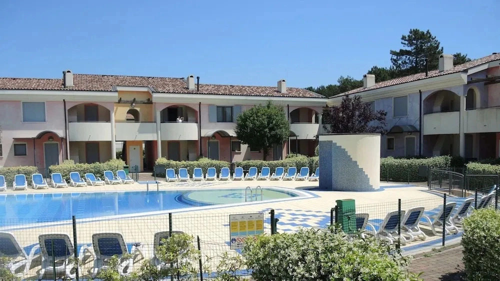 Relaxing Garden Flat With Pool Near the Beach