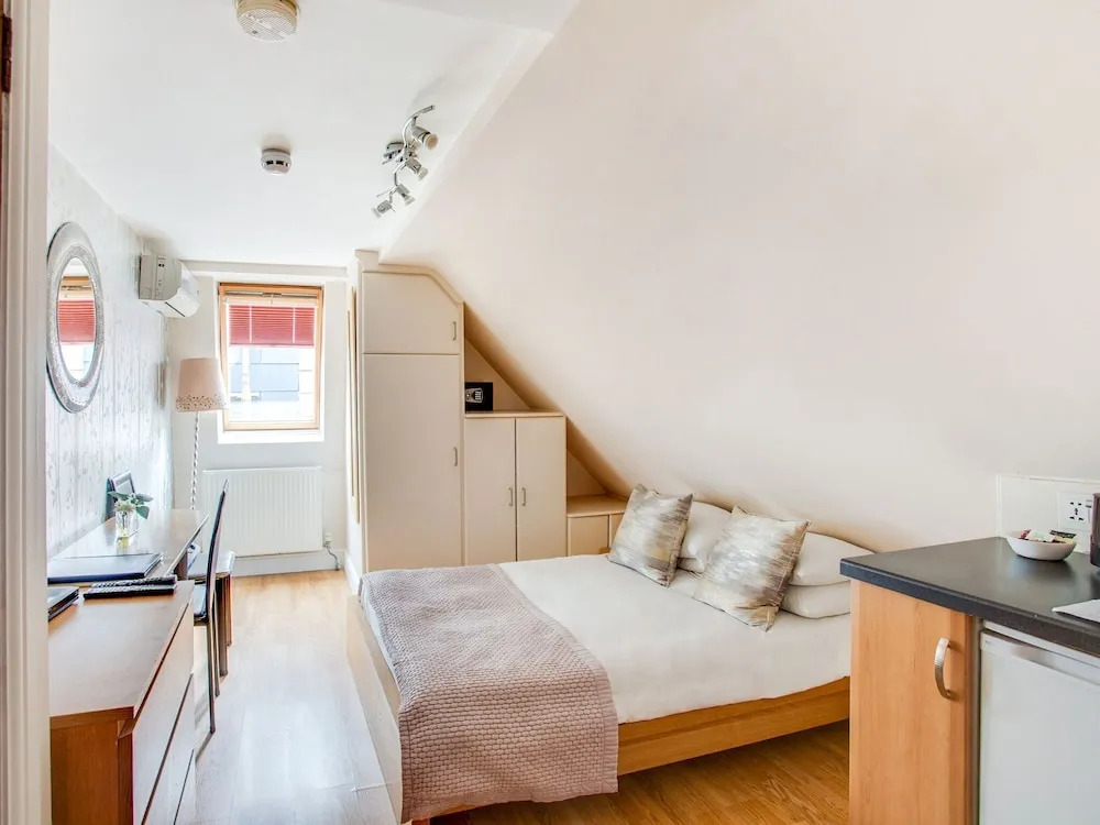 Simplistic Apartment in London Near Buckingham Palace