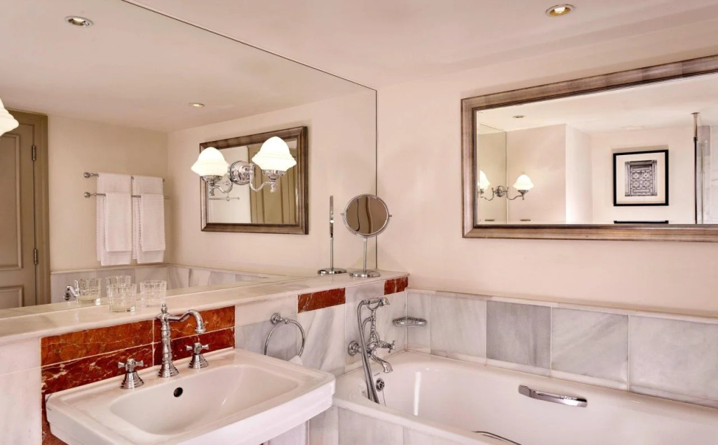 The College Green Dublin Hotel, Autograph Collection