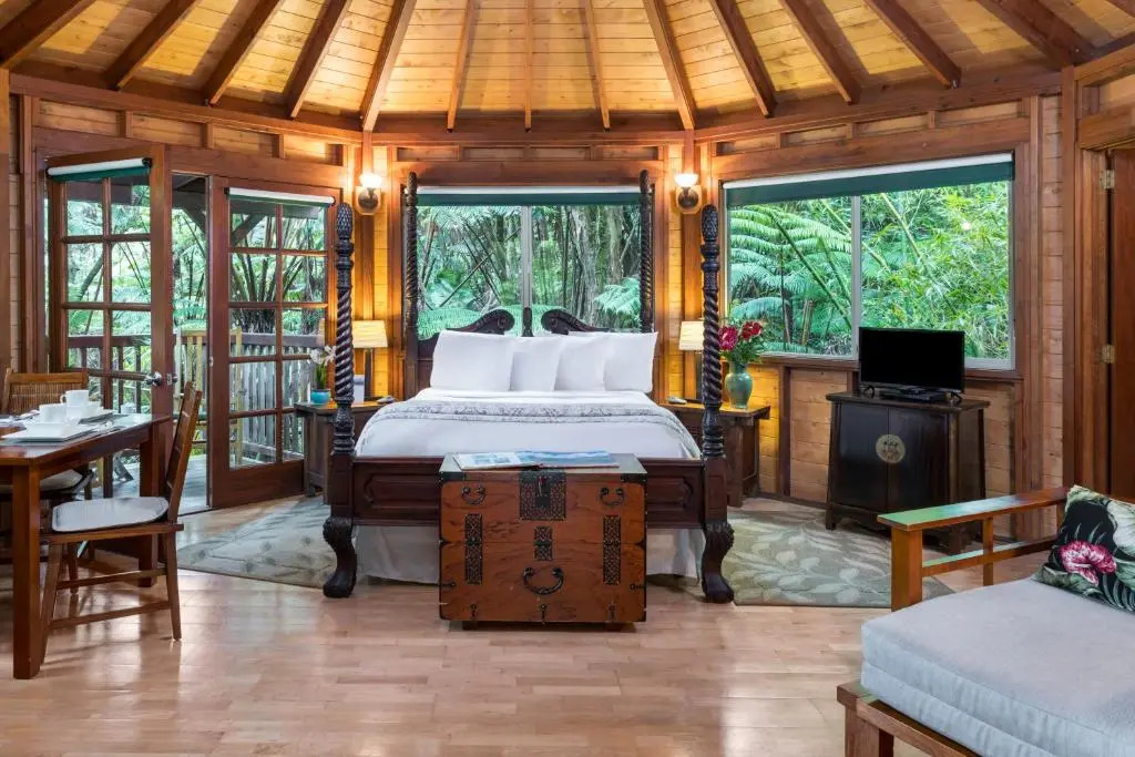 Volcano Village Lodge