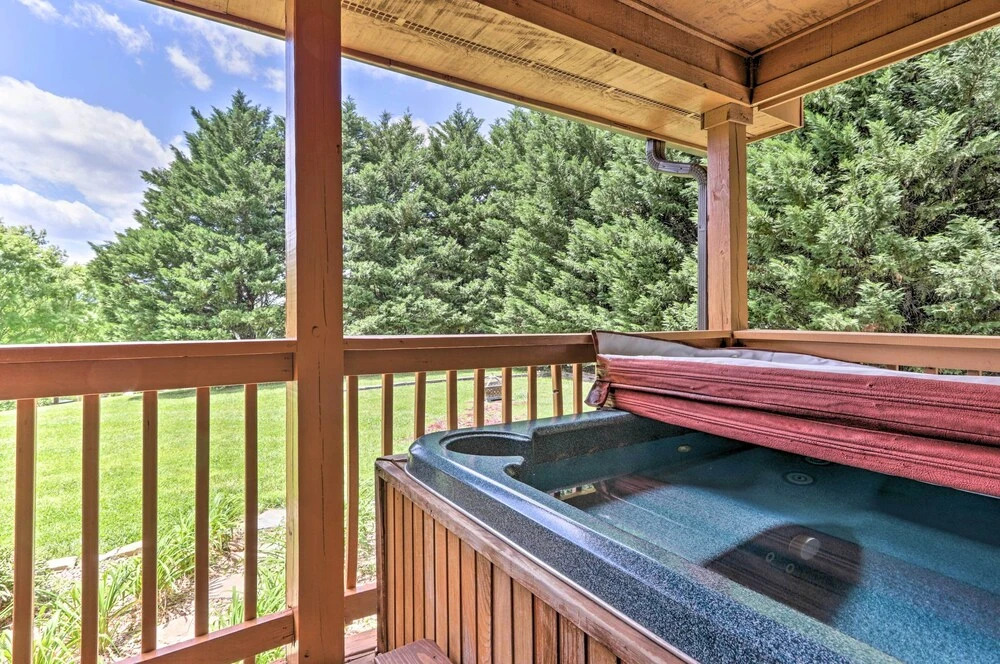 Log Cabin w/ Deck & Hot Tub: 5 Mi to Dollywood!