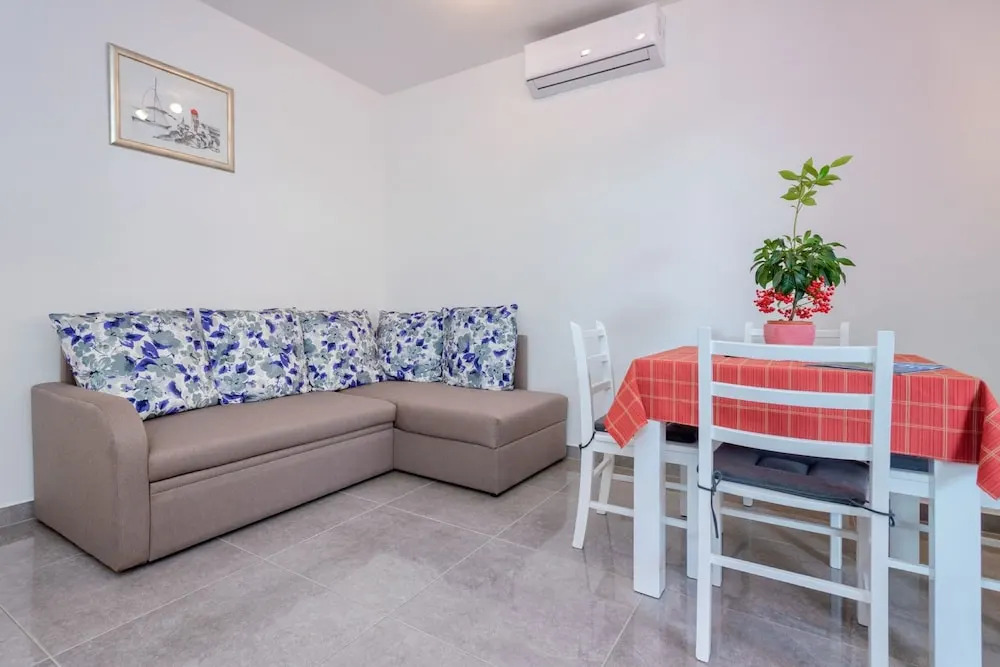 Newly Furnished apt w. Patio,parking & Fireplace