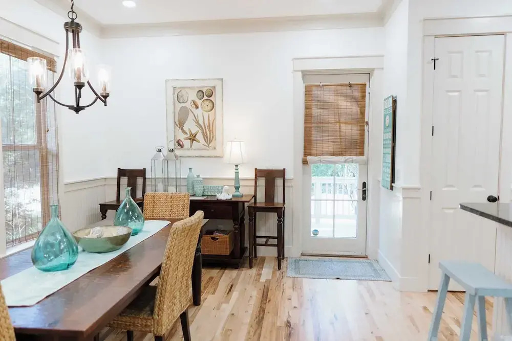 5 Mins to Beach, Shared Pool, Covered Deck, Bikes Heron Cottage by Avantstay