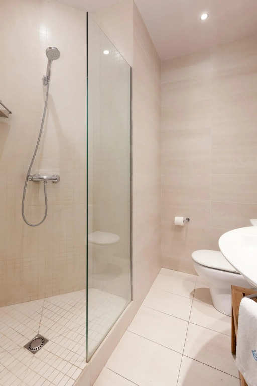 GAUDIR 4 · PERFECT apart. next to P. de Gracia for 4 Pax