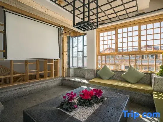 Tan Hua Fu Kezhan Liansuo Lijiang Feng Yue Wu Bian Dian
