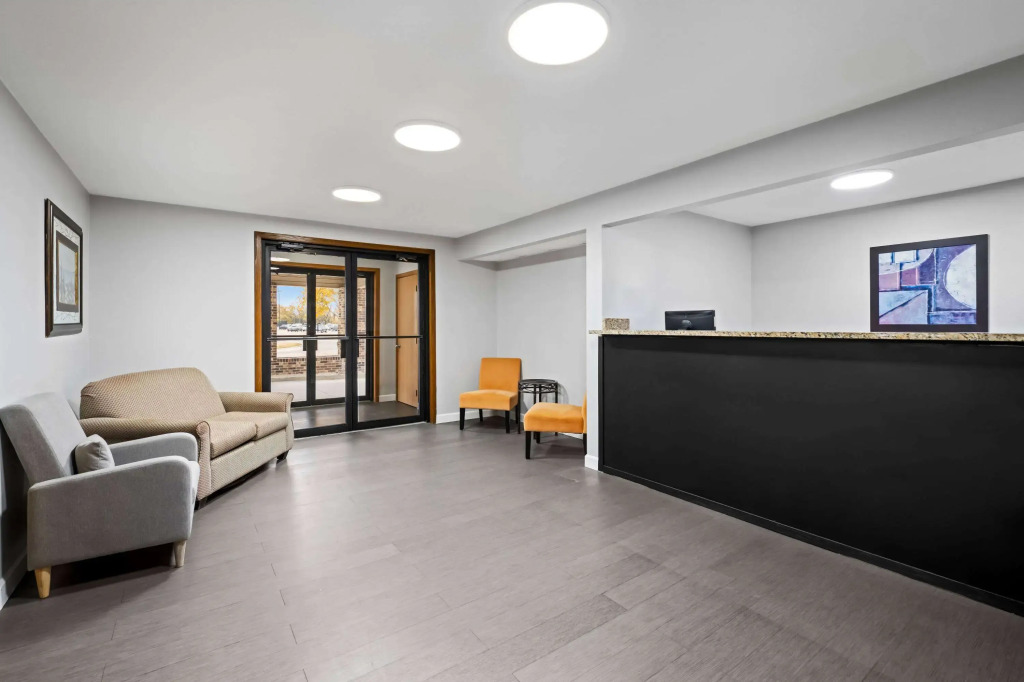 Super 8 by Wyndham Waverly