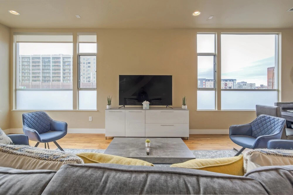 Swanky Downtown Loft! City Views! Sleeps 10!