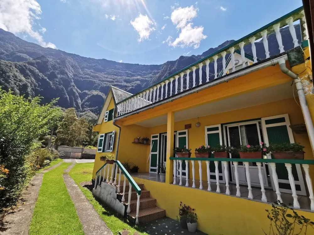 House with 4 Bedrooms in Cilaos, with Wonderful Mountain View, Enclosed Garden And Wifi - 40 Km From the Beach