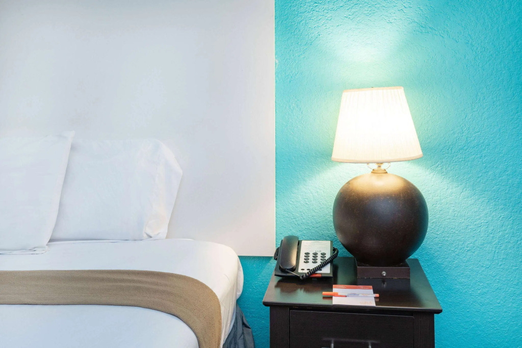 Howard Johnson by Wyndham Houston Hobby Airport