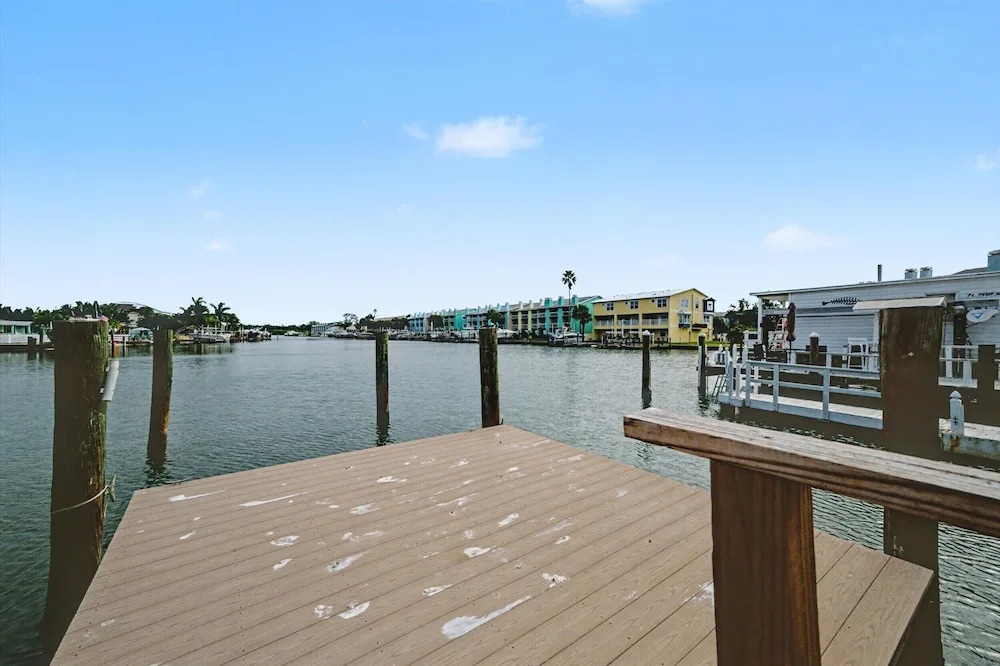 Watefront King Boat Dock Pets OK Walk 2 Beach