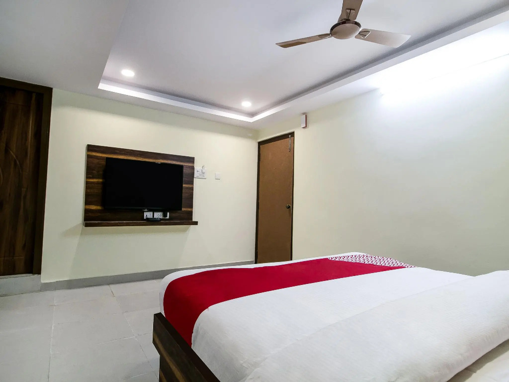 OYO 11842 Hotel Sri Sai Grand Inn