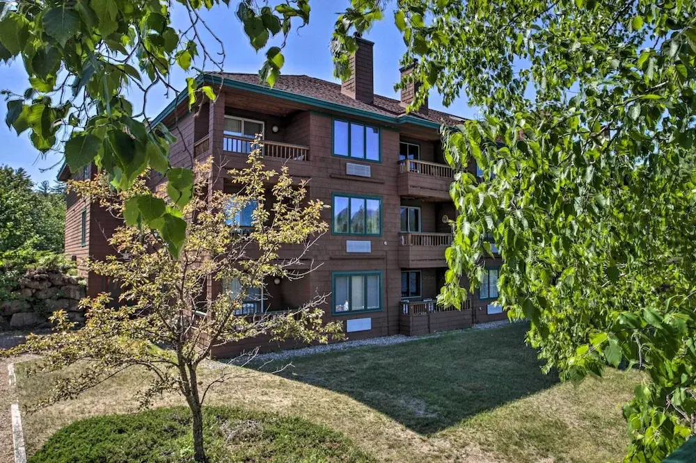 Resort Condo w/ Lake + Pool ~ 5 Mi to Flume Gorge!