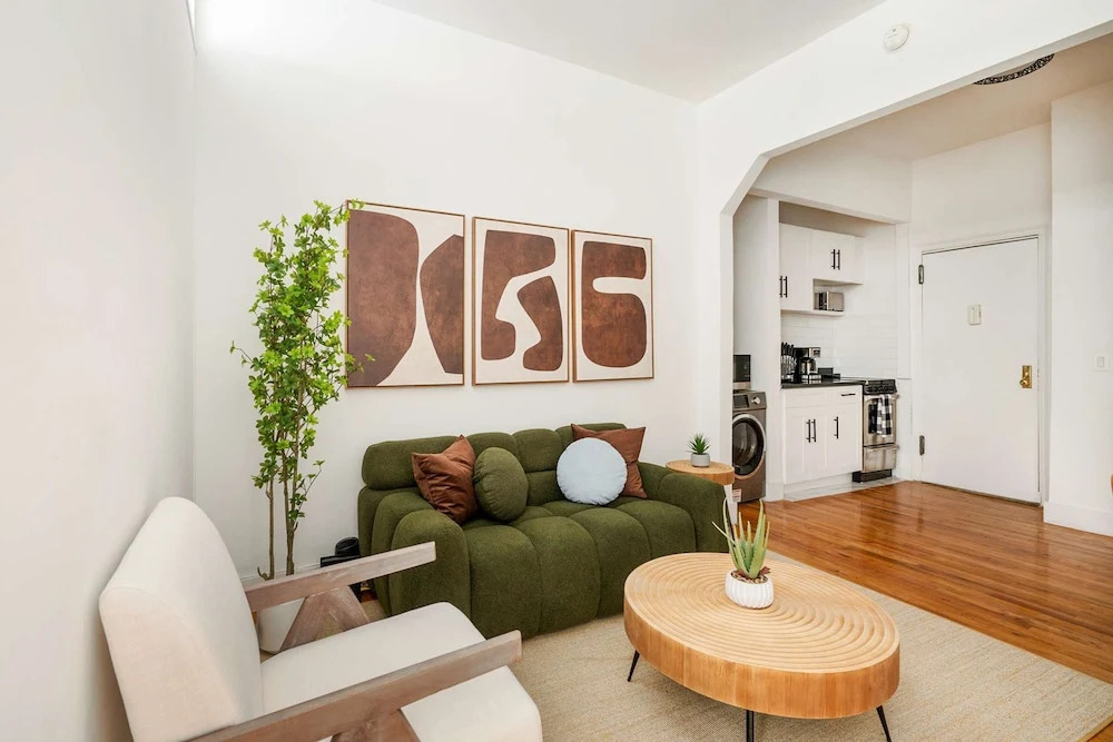 444-1a Beautiful 1BR Midtown West