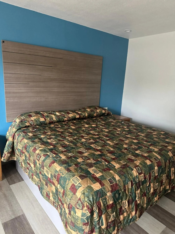 Palm Inn Hotel near Tyler Mall Riverside