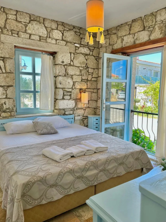 Dort Mevsim Alacati