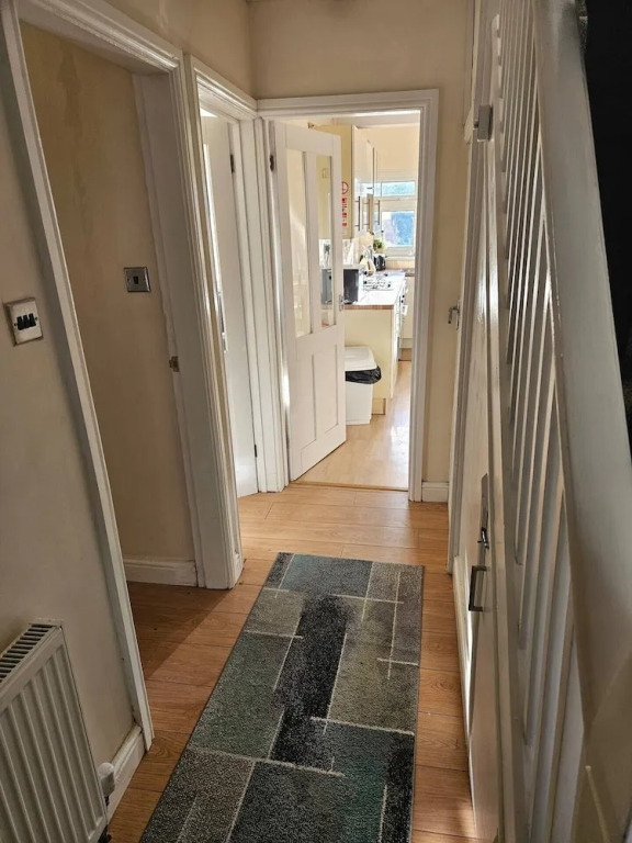 5-bed House With Separate Living Room