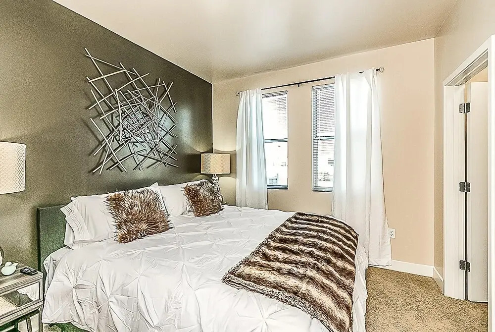 Upscale 2 BR King, Walk to Shops & Dining w/Parking (4036)