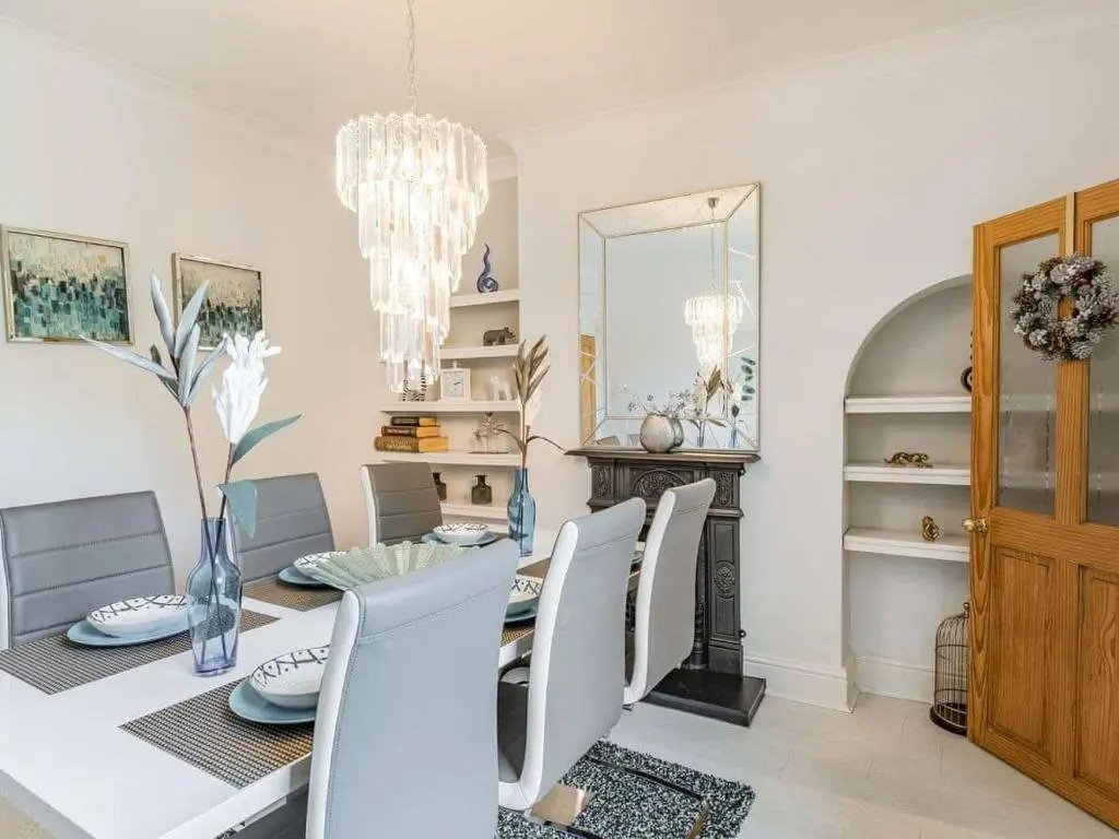 Cathedral Quarter House with free Secure Driveway Parking for 2 Cars